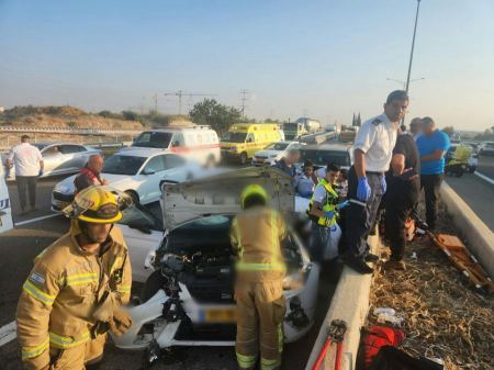 إصابة شابة بجروح بحادث طرق على شارع 6 باتجاه الجنوب